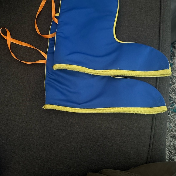 Child’s  Dragonball Z Costume Size Medium. Comes w/shoe covers, wig & waist band - Picture 4 of 7